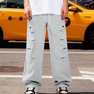 Dettaglio dei pantaloni sportivi grigi pesanti con tasche laterali cargo e coulisse