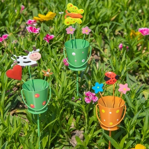 Secchielli da giardino in metallo su pali con simpatici animali e fiori nel prato