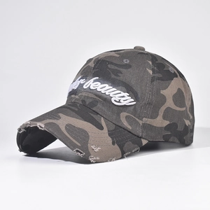 Détail de la casquette de baseball camouflage avec broderie blanche et effet usé