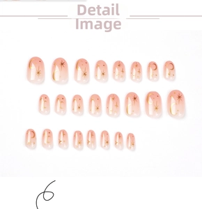 Détails de 24 faux ongles dégradés roses avec des motifs dorés d'étoiles et de lunes