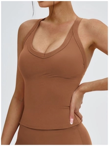 Gros plan du débardeur de yoga marron caramel avec tissu côtelé et col en U