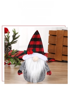 Dettaglio porta posate di Natale a forma di gnomo in feltro grigio e quadri rossi