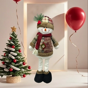 Détail de figurine bonhomme de neige en peluche avec bonnet à carreaux et longues jambes