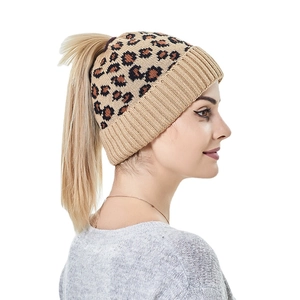 Bonnet en maille léopard pour femme avec ouverture queue de cheval et revers en tricot