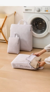 Vertical honeycomb mesh laundry bag with sturdy handle and zipper for washing machines