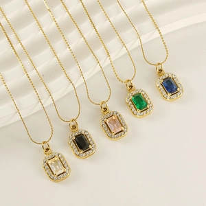 Détail de pendentifs rectangulaires en 5 couleurs avec zircon sur chaînes dorées