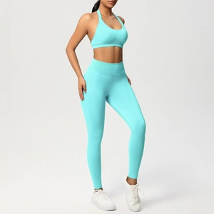Completo yoga celeste due pezzi con reggiseno sportivo allacciato al collo e leggings
