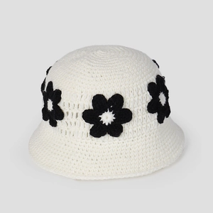 Détail du chapeau cloche au crochet fait main avec textures tricotées et fleurs marguerites
