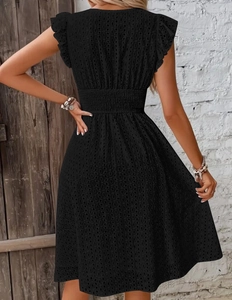 Détail de la robe noire en broderie anglaise avec manches volantées et taille haute