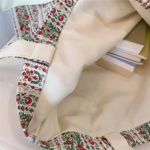 Nahaufnahme der Stofftasche mit Blumenmuster zeigt das Innenfutter und die Nähte