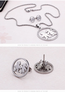 Détail de parure collier et boucles d'oreilles en acier titane avec cristaux et silhouettes