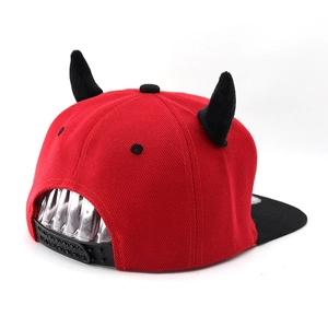 Casquette hip hop rouge avec cornes de diable noires et sangle réglable à l'arrière