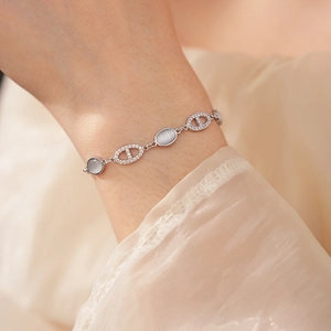 Détail du bracelet nez de cochon en argent avec œil de chat ovale et incrustation zircon