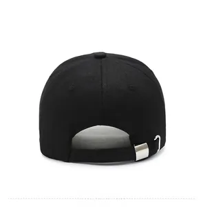 Vue arrière de la casquette de baseball noire avec boucle de réglage en métal argenté