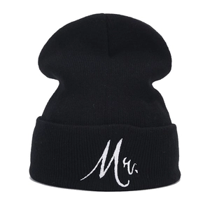 Klassische schwarze Strickmütze für den Winter mit weißer Mr. Stickerei auf dem Aufschlag