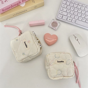 Portable mini quilted storage bag for sanitary napkins with embroidered flower patterns