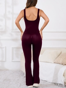 Détail d'un body de yoga bordeaux dos nu avec coupe ajustée et pantalon à pattes d'eph