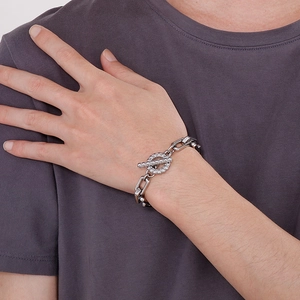 Bracelet à maillons cubains en acier argenté avec fermoir à bascule en strass au poignet