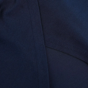 Macro de la double couture précise et de la texture du tissu en satin bleu marine