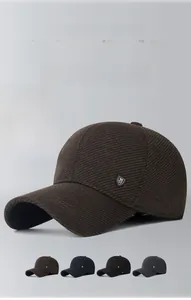 Detail der versteckten Ohrenklappen an der Winter-Baseballkappe für Wärme