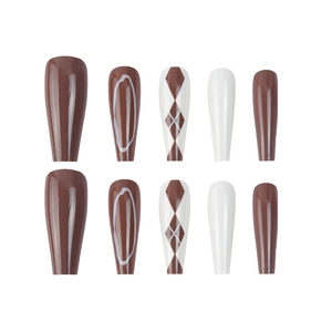Faux ongles ballerine marron et blanc à carreaux avec motifs de lignes épurées