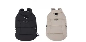 Détail d'un gilet matelassé pour chien en noir et beige avec anneau en D et boutons-pression