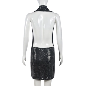 Vue arrière d'une robe noire à paillettes dos nu avec col licou sur un mannequin blanc