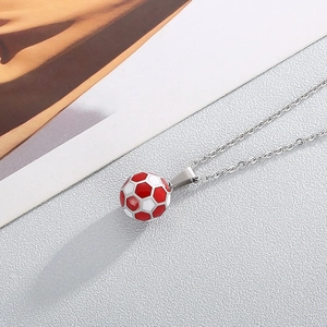 Makro-Detail des rot-weißen Emaille-Fußballanhängers an einer Edelstahlkette