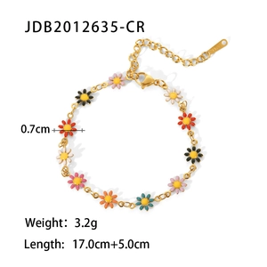 Detalle de dijes de margaritas coloridas en pulsera de acero dorado con marca S.STEEL