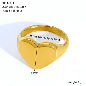 Vue détaillée de la bague chevalière en forme de cœur plaquée or 18 carats