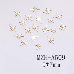Détail de mini breloques d'ongles étoiles dorées taille 5x7mm avec code article MZH-A509