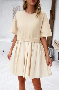 Dettaglio dell'abito beige a maniche corte con elegante orlo a pieghe in misto cotone