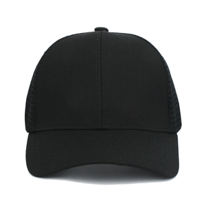 Detailansicht der schwarzen Trucker-Cap mit atmungsaktivem Netzrücken und gebogenem Schirm