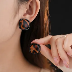 Boucles d'oreilles carrées rétro à motif léopard avec bord noir et texture en similicuir