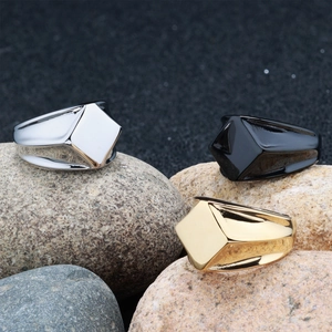 Tre anelli geometrici in acciaio inossidabile a forma di piramide in argento, nero e oro