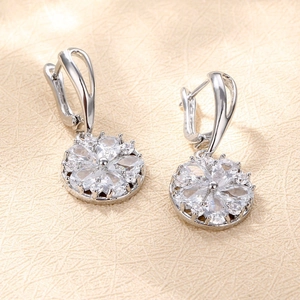 Boucles d'oreilles fleur en argent avec zircons sertis et fermoir à levier