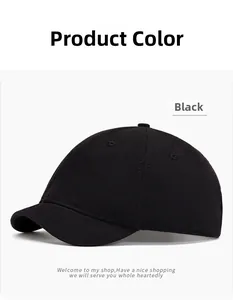 Gros plan sur la texture à chevrons noirs d'un bonnet miki minimaliste sans bord