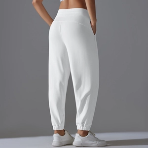 Détail du pantalon de jogging blanc à taille haute avec ceinture élastique et poche