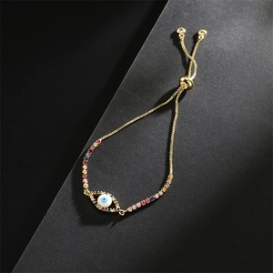 Détail du bracelet œil protecteur en or 18 carats avec zircons colorés et fermoir réglable
