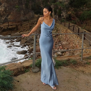 Détail d'une robe longue en satin bleu clair avec col bénitier et dos nu pour soirée