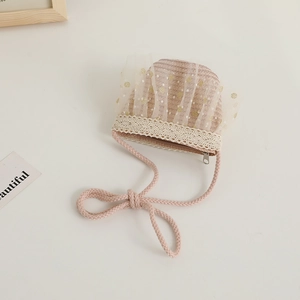 Détail du mignon petit sac à bandoulière en paille rose pour enfant avec de la dentelle