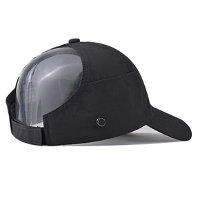 Vue détaillée de la casquette de baseball noire avec fermeture velcro et boucle métallique