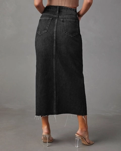 Dettaglio posteriore della gonna longuette in denim nero con tasche e orlo sfilacciato