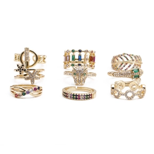 Detail von 9-teiligem Goldring-Set mit Leopardenkopf und bunten Zirkonstein-Einlagen