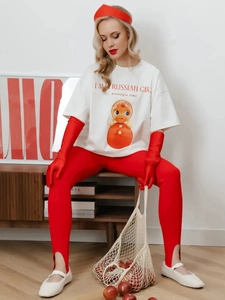 Λεπτομερής προβολή λευκού βαμβακερού T-shirt με τύπωμα ρωσικής κούκλας και κόκκινα γράμματα
