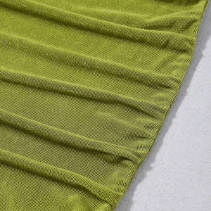 Détail du tissu en maille côtelée vert sauge montrant la texture et la matière drapée