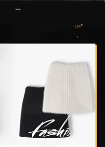 Détail de bonnets en maille pour l'hiver avec oreilles de chat et logo R en métal