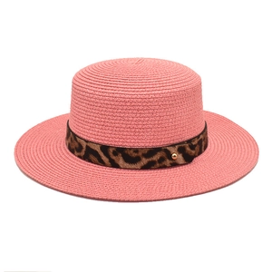 Dettaglio della trama del cappello in paglia rosa con fascia leopardata e fibbia oro