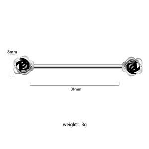 Dettaglio piercing industrial barbell lungo 38mm con design rosa argento e nero