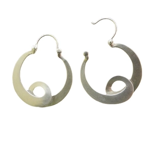 Orecchini a cerchio gypsy in argento minimalista con design geometrico a spirale cava